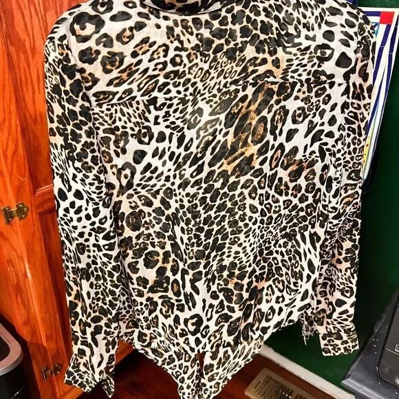 EUC Chico’s Animal Print Long Sleeve Blouse with tie Bottom #010 - Picture 7 of 8